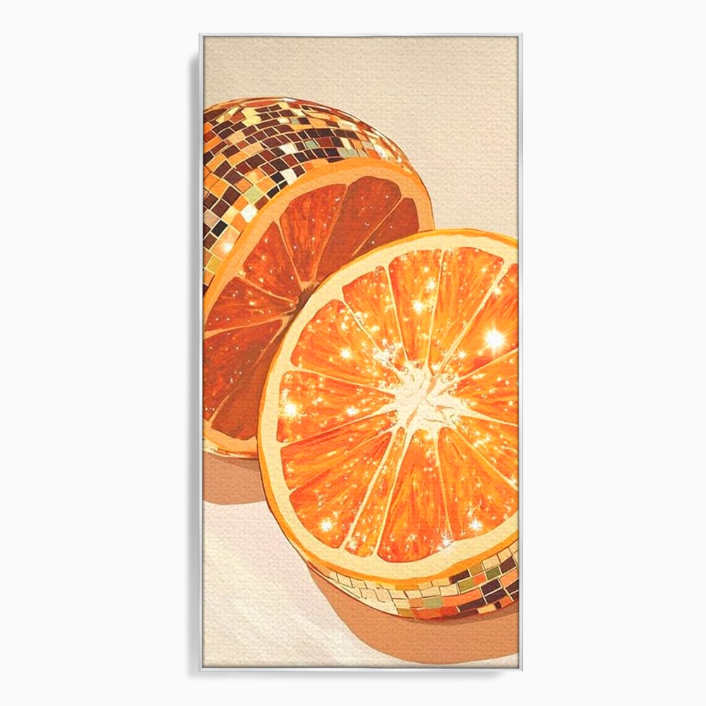 Tablou canvas cu ilustratie digitala cu felii de portocala si globuri disco, in rama de aluminiu argintiu
